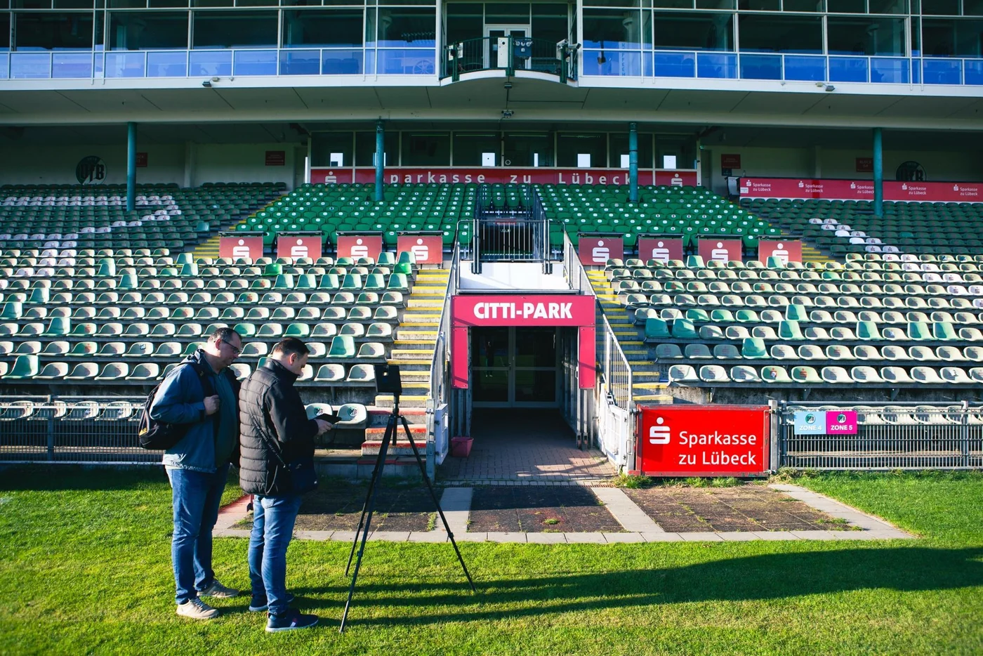 Équipe avec scanner laser devant la tribune du VfB Lübeck
